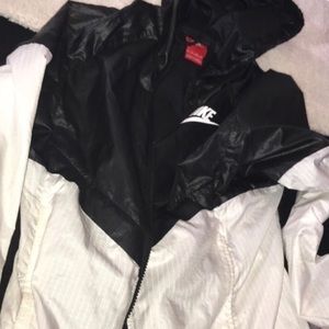 Nike windbreaker black and white